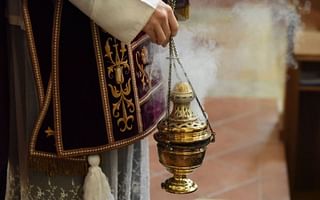 Do Hindu homes use incense sticks for spiritual purposes?