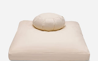 What are the benefits of using buckwheat-filled meditation pillows?